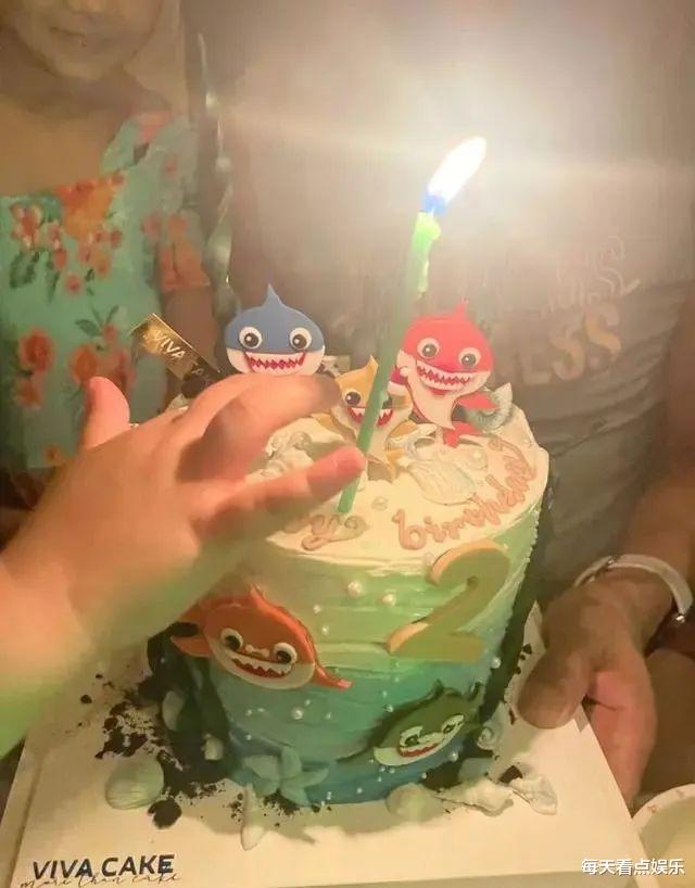 65岁老戏骨移居欧洲！二婚洋妻子小他30多岁，混血女儿五官精致