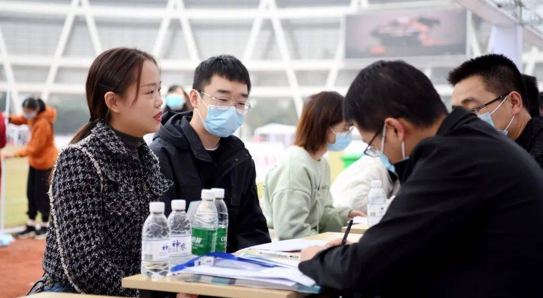 求职|毕业只能做销售?女研究生坦言求职艰难,投递上千份简历无人问津