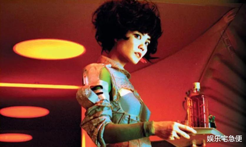 谢霆锋|王菲陪谢霆锋坐经济舱返港工作,男方拒谈恋情相关,称不会再合作