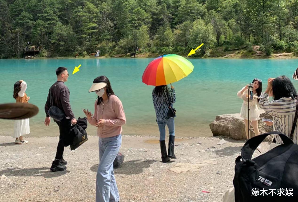 36岁张馨予和老公出游,老公变黑变壮认不出,全程拎包拍照引争议