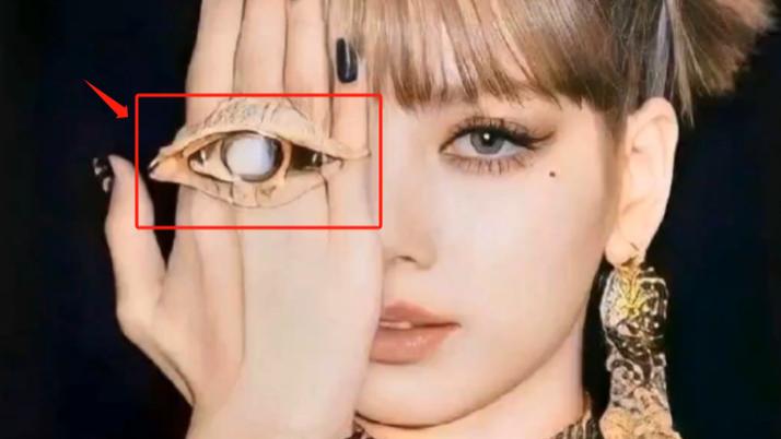 Lisa赴法三太子豪车接机，晒照疑入光明会，通体雪白似彩排照流出