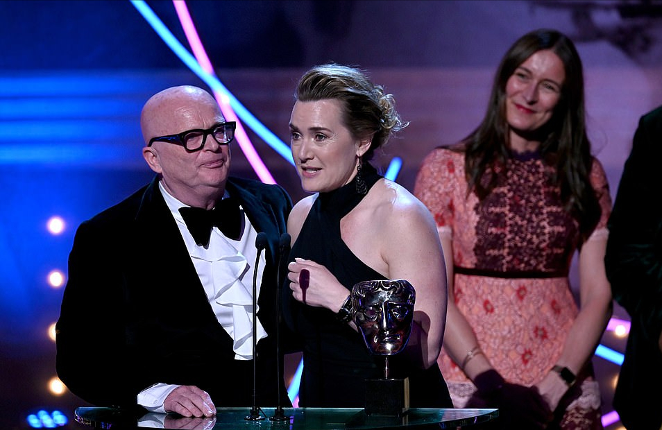 泰坦尼克号|《泰坦尼克号》女主凯特温斯莱特,携22岁女儿亮相颁奖礼,网友:就是有点壮!