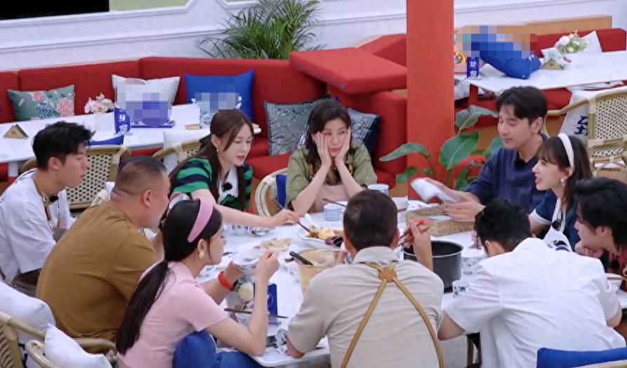 48岁贾静雯真实食量曝光,至今体重不过90斤,炸鲜奶只敢吃一小块