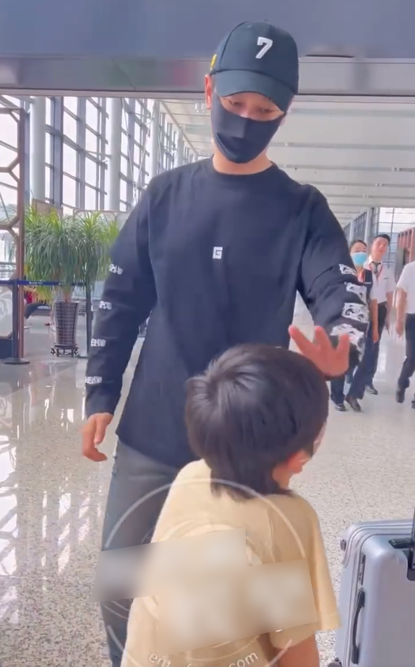 黄晓明带儿子现身机场，跪地上给儿子擦汗，小海绵玩行李箱不慎摔倒 ?