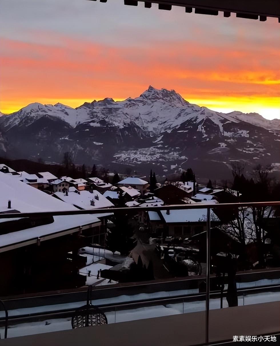 李嫣|李嫣分享学校宿舍内景:书桌放着卷筒纸和画笔,墙上贴着课表作品