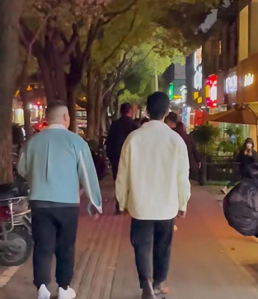 黄晓明|黄晓明叶柯齐登热搜，晚间相约户外玩滑板氛围超甜，曝疑领证结婚
