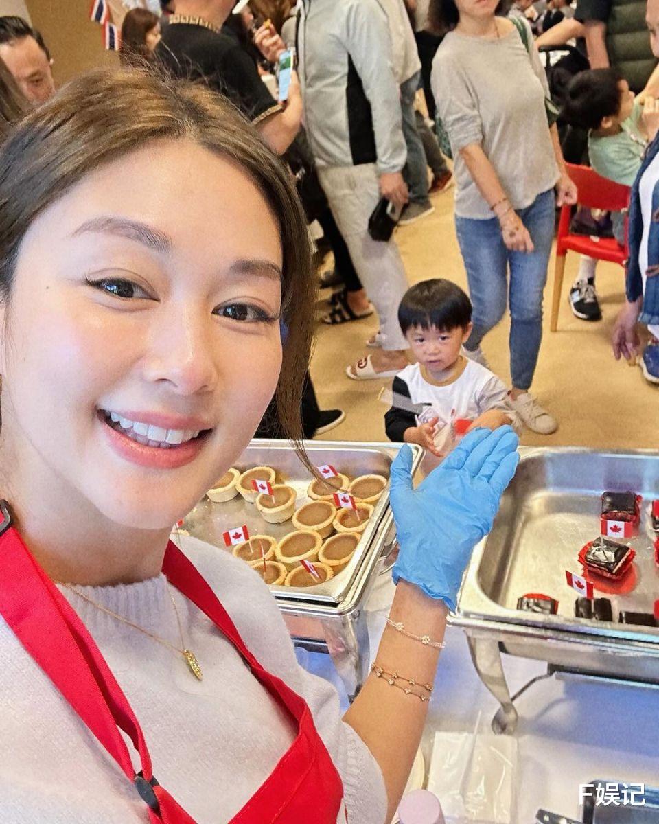 岑丽香和汤盈盈参加孩子学校活动难得碰见开心合影