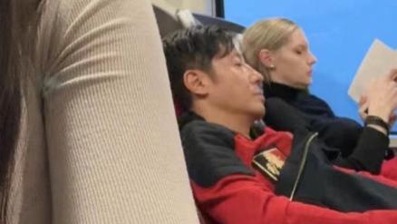 撒贝宁携妻子参加外甥婚礼，坐高铁一脸疲态，李白车上看书好优雅