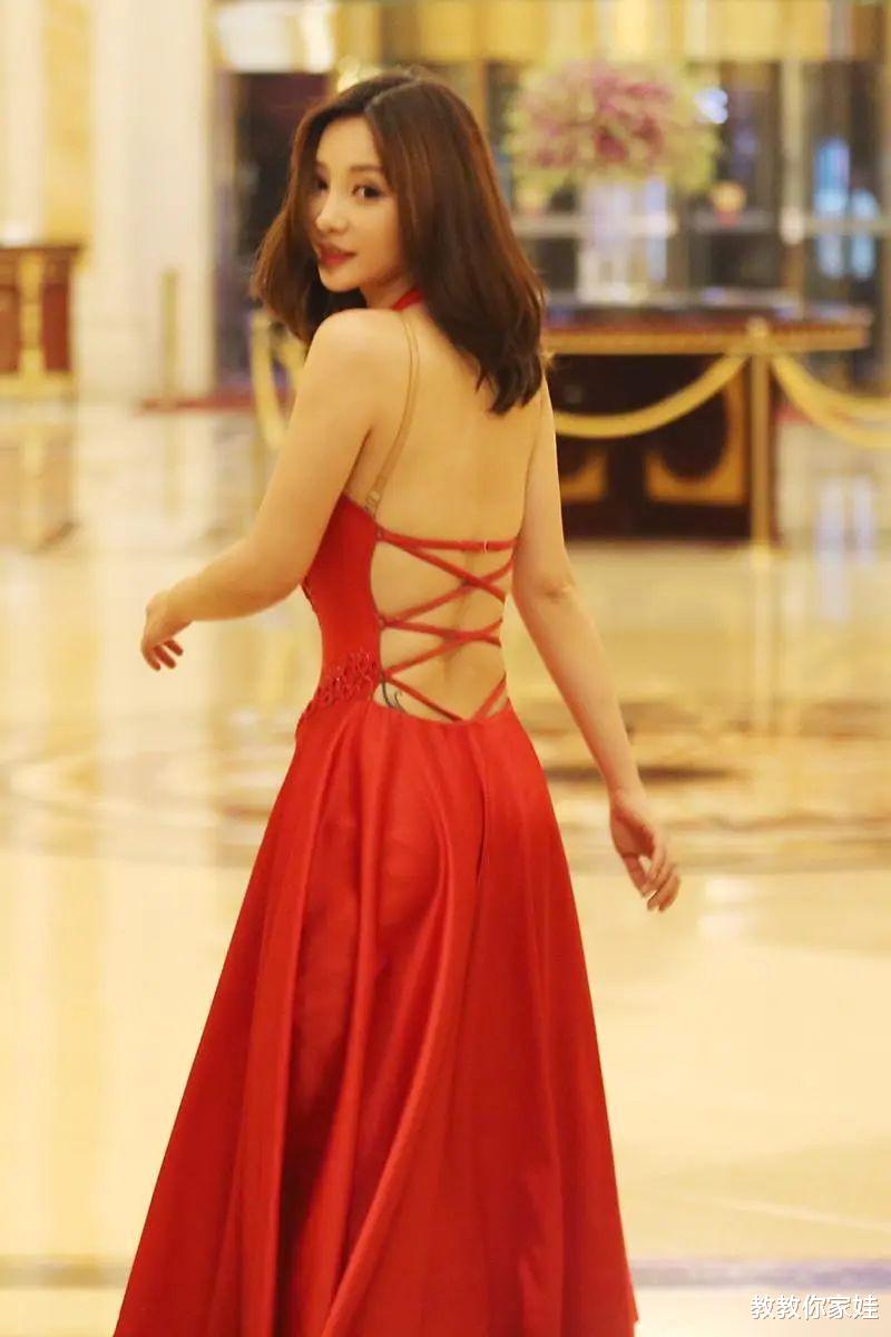 42岁柳岩为何至今没人娶?当她穿开叉裙转身那刻,网友:压力山大