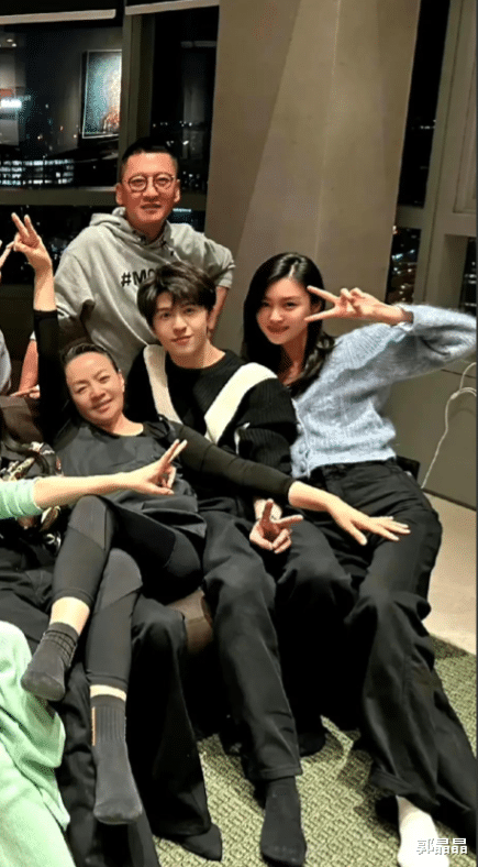 苏芒|宋丹丹私密聚会曝光,汪苏泷躺苏芒太亲密,郑恺太暧昧,郭麒麟搞笑!