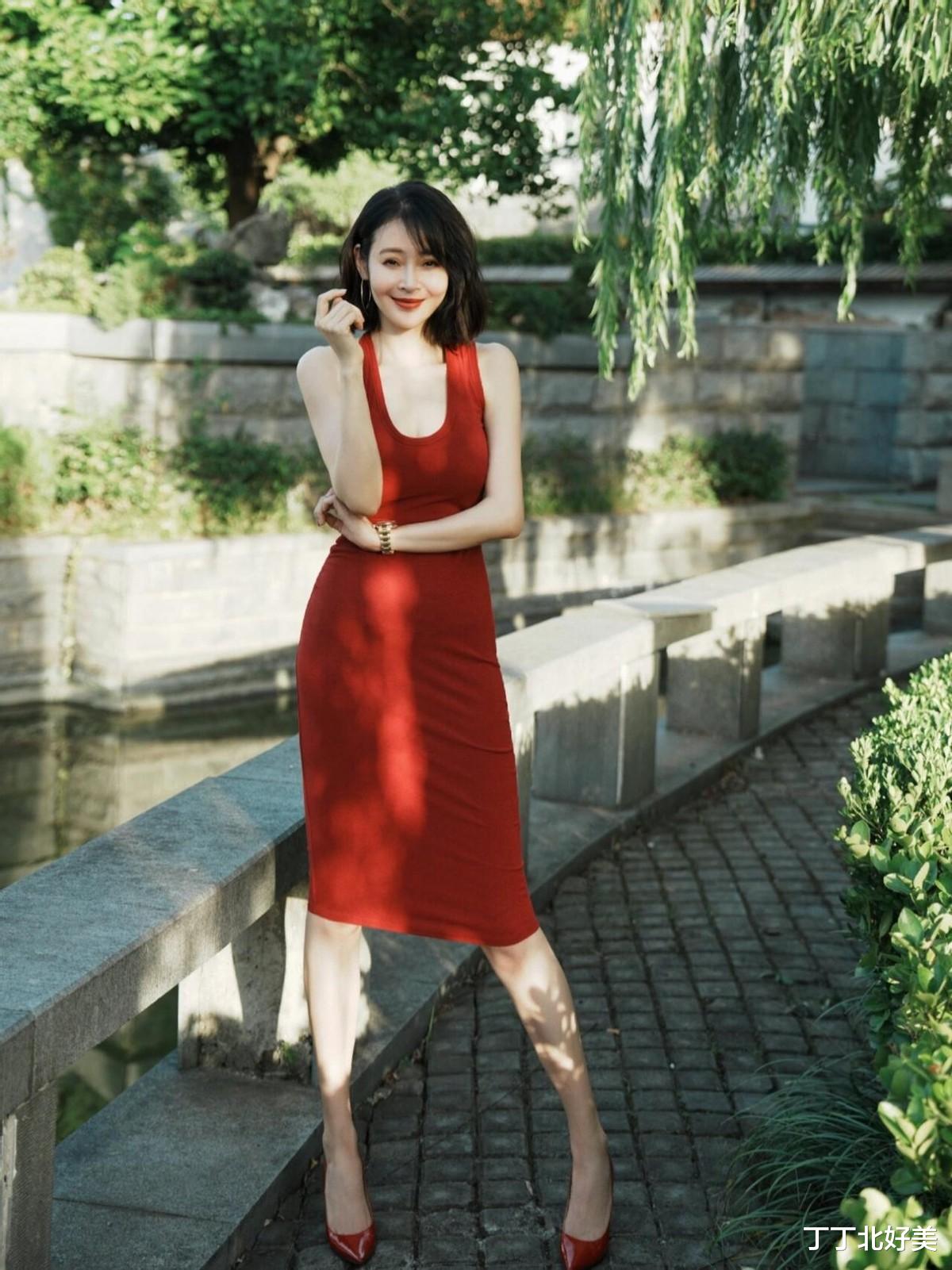于明加带火了“新年红运”穿搭:红色开衫+连衣裙,显贵又洋气