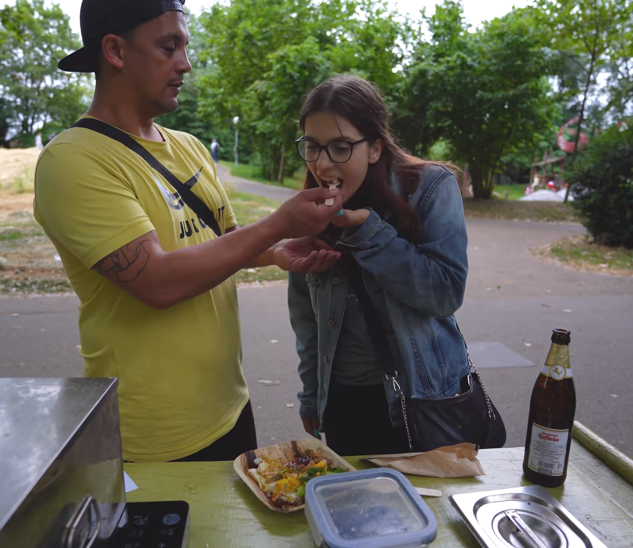 鸡爪|德国网红摆摊卖中餐!580万人围观酸菜烤肉,鸡爪让老外口服心服