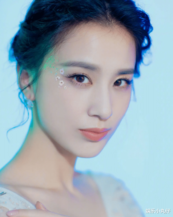 黄圣依与幼子单独约会,小腹隆起疑怀三胎,网友指责偏心逼其打胎