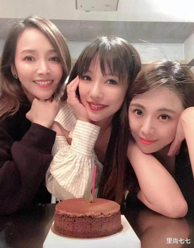 王力宏 李靓蕾孤独亮相太憔悴!王力宏高调带年轻女助理,留长发打扮精致