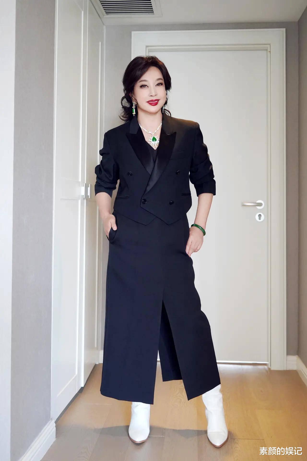 |71岁刘晓庆晒华表奖造型,戴几百万翡翠宛若少女,好让人羡慕