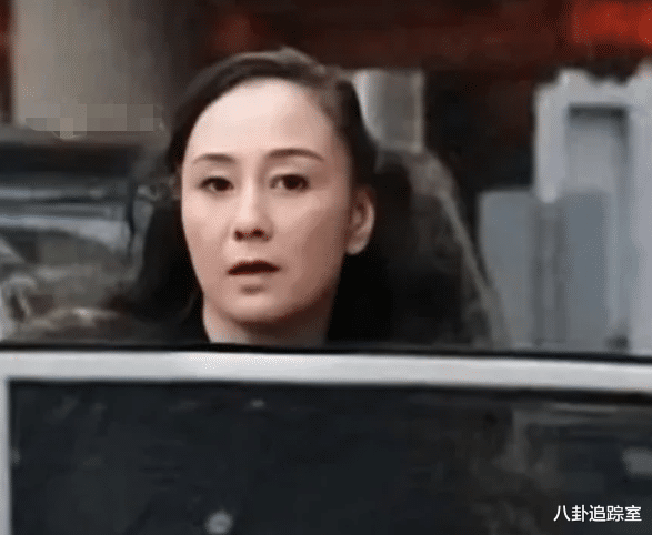 李连杰|61岁利智罕露面,皮肤松弛双颊下垂似妇女,与友人同吃蛋糕超放松