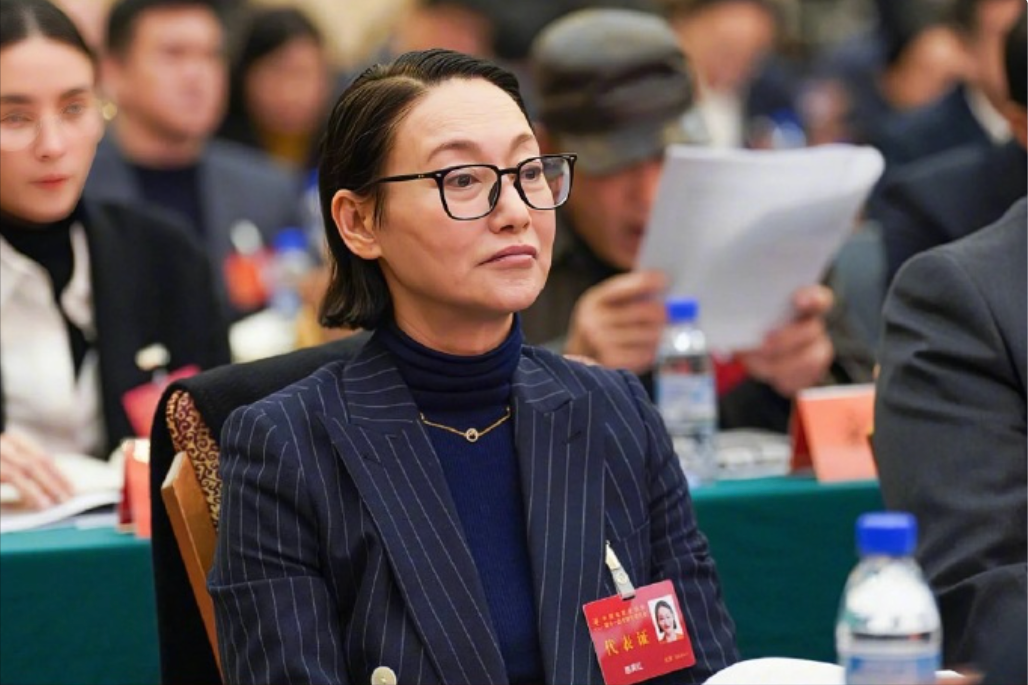 央视“照妖镜”又来了，痘坑脸、浮肿眼，明星的真实样貌全暴露了