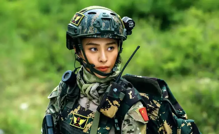 曝某女星回老家耍大牌，开保时捷让邻居挪车，态度嚣张被嘲车技差