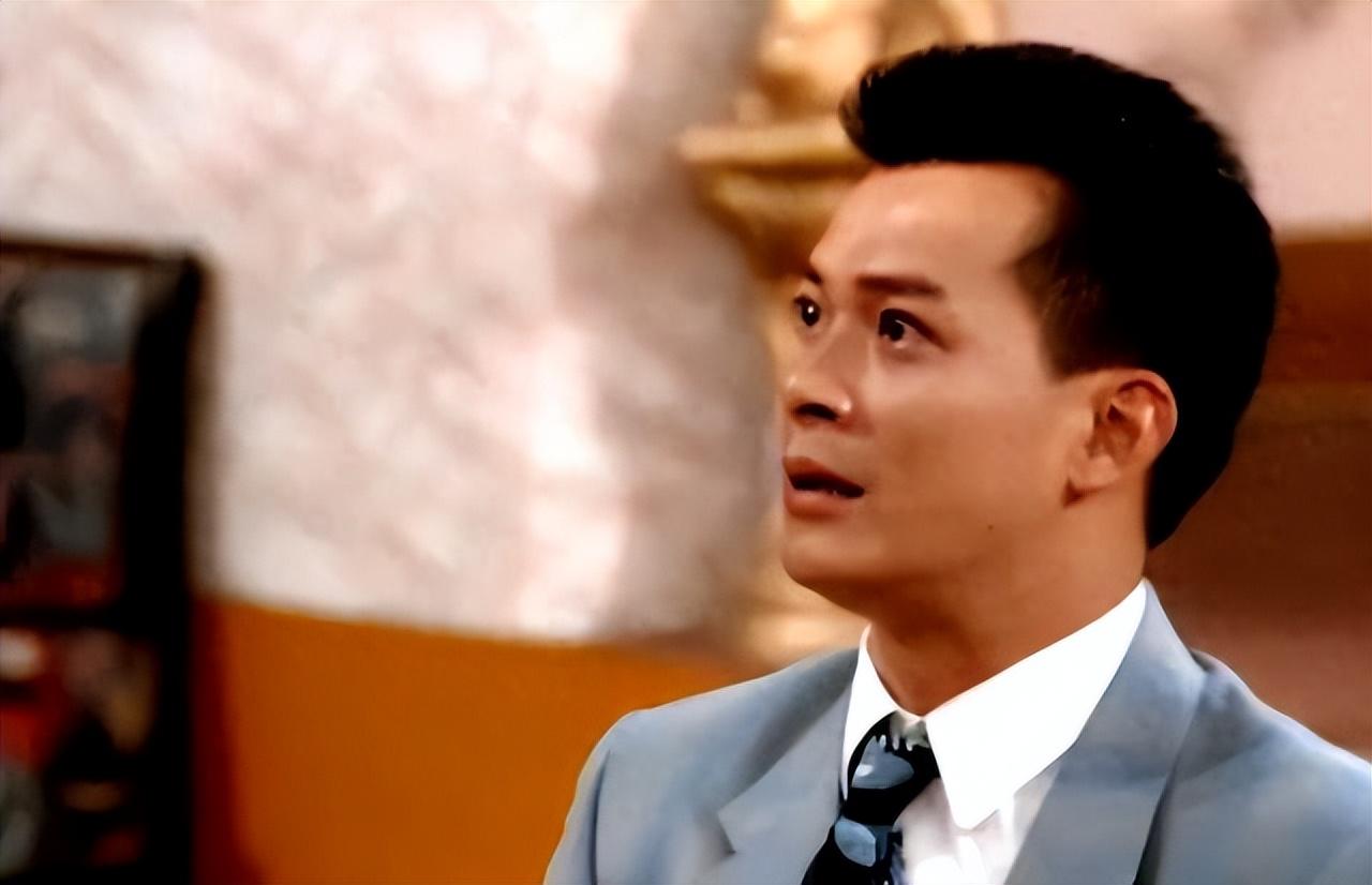 62岁黄日华黄昏恋修成正果?手牵手甜蜜现身,与友人探讨婚礼细节