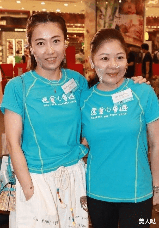 甘比和郭晶晶同框做慈善，她背13万爱马仕高调炫富，却输给了穿运动装的郭晶晶