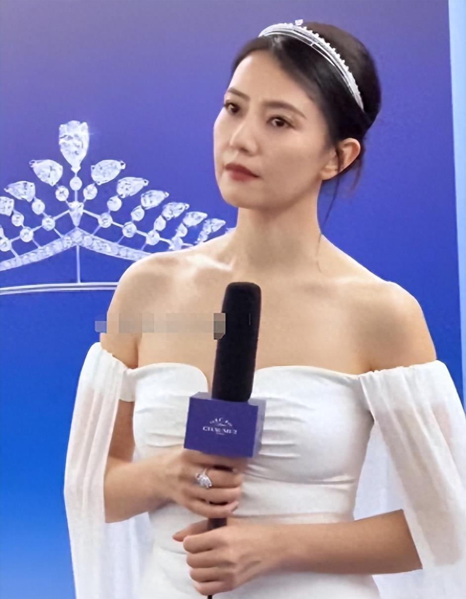 董洁戴百万珠宝现身，身材干瘪似半老徐娘，与小鲜肉热聊毫不避嫌！