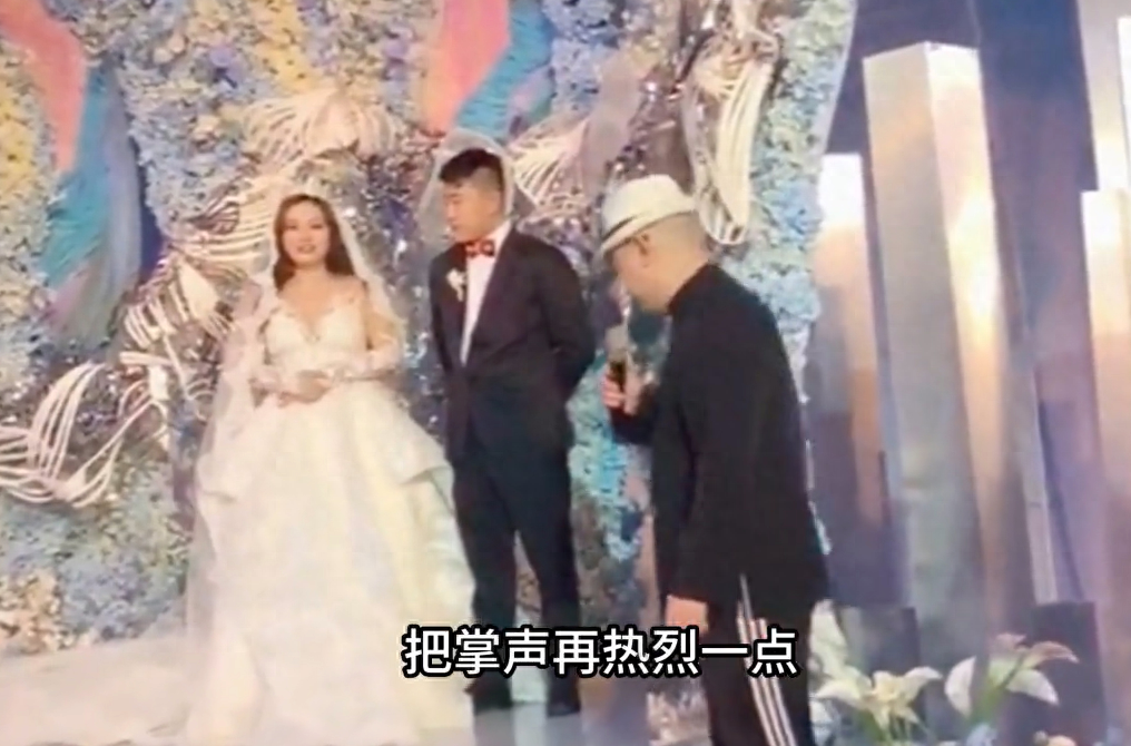 婚礼现场刀郎清唱出意外,他随后的做法令主持人直呼伟大!
