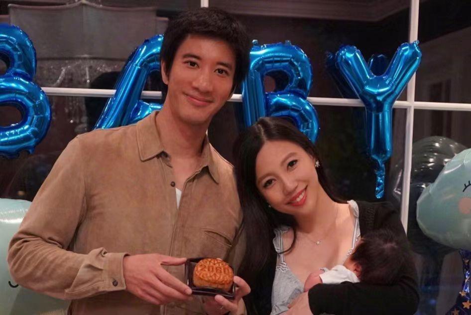 王力宏李靓蕾首次交锋!男方白发,女方早秃,这场闹剧如何收场?