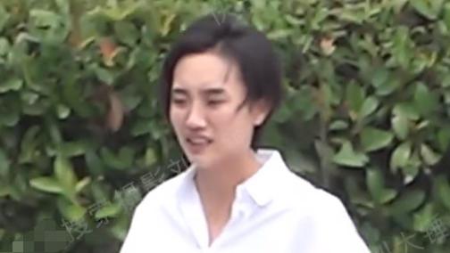 胡歌经纪人妻子罕素颜现身！一头短发不修边幅，母凭子贵地位上升
