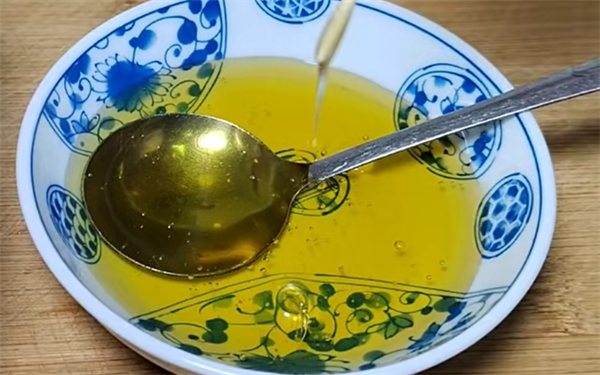 这种假蜂蜜就别再买了,一张卫生纸,真假立马“现形”,试一试