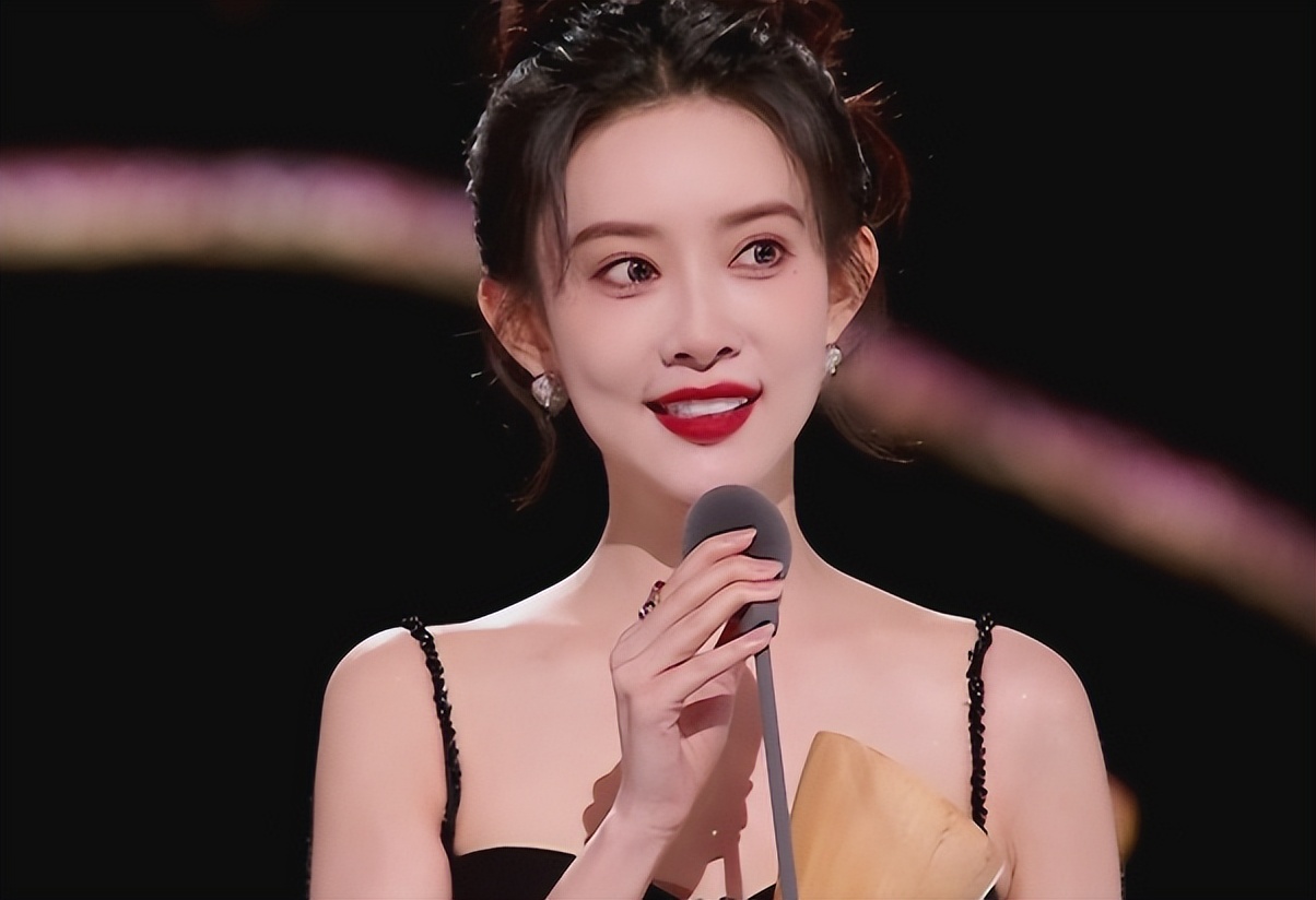 当31岁杨紫和26岁代露娃站一起，我才彻底明白，美人在骨不在皮