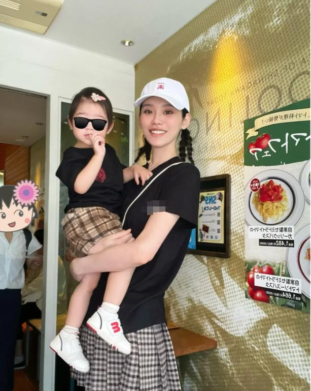 奚梦瑶晒1岁女儿正面照!神似翻版梁安琪,眉毛和爸爸一模一样
