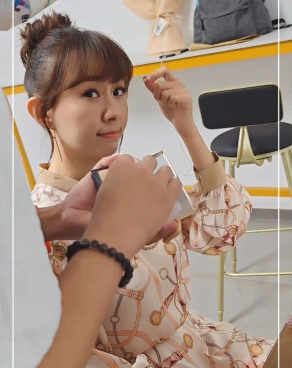 42岁卓依婷现身三亚演出,面部浮肿皮肤暗黄,近照被指像大妈