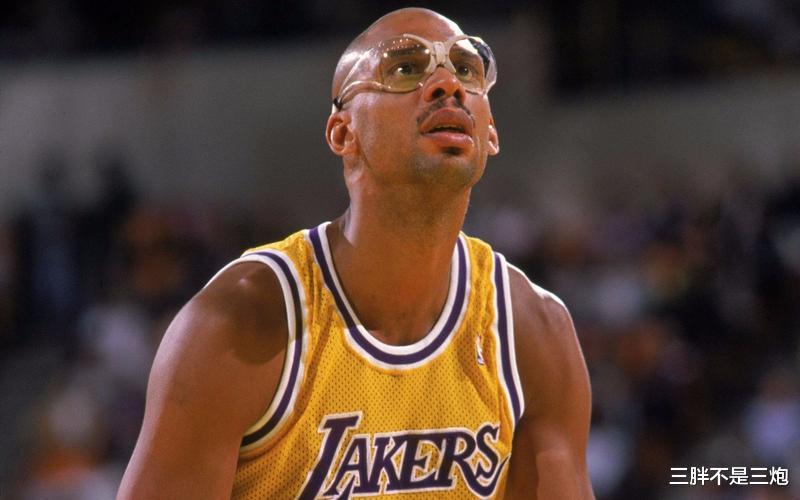 乔丹老詹都不够格？盘点职业生涯场均20+10的那些大神们！