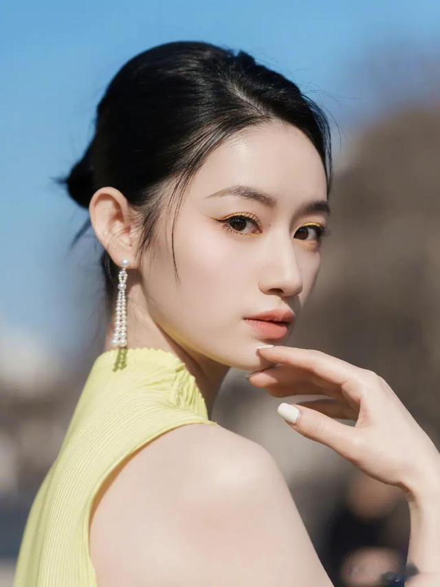 迪丽热巴|3月4日迪丽热巴黑西装造型气场全开，张天爱虞书欣抹胸裙性感迷人