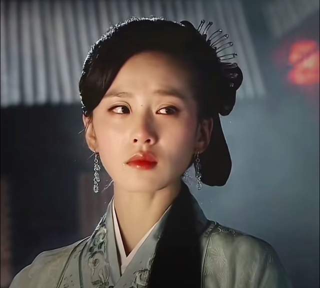 裤衩套头,花洒软管做头饰,小时候爱看的古装剧,妆造真的很离谱