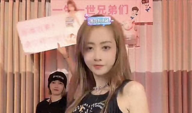 封王易主？卓仕琳二次直播太惨淡！1小时封四次，腿上刺青显眼