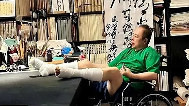 活该！66岁张铁林现状实惨，双腿打石膏坐轮椅，日常靠卖字画为生！