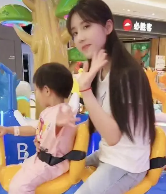 网红嘴哥被曝2020年结婚，有2岁儿子，一家三口游玩画面曝光