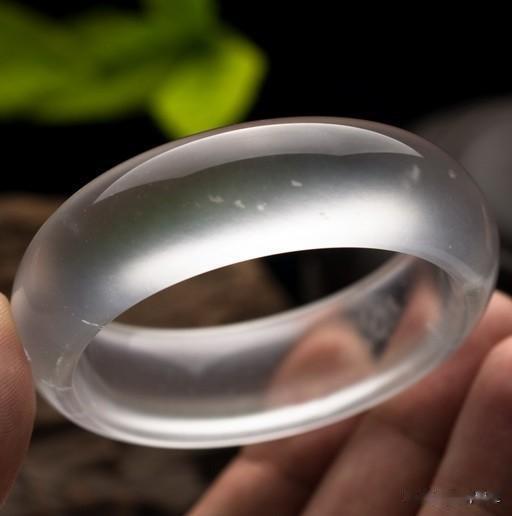 翡翠|与翡翠共生的水沫子，形似帝王绿，但价值不过几百块