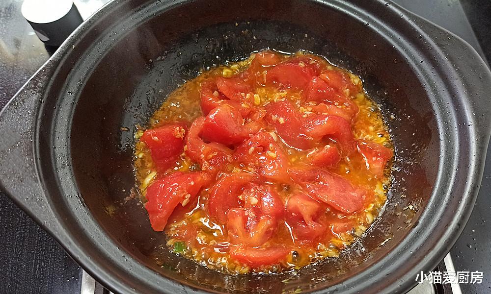 |腐竹加上番茄和海鲜菇一起烧,虽然不放肉,吃起来依然很香
