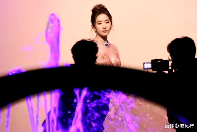 刘亦菲被宝格丽宠上天!穿高定出场美成迪士尼公主,旺夫脸太牛了