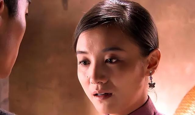 宋佳:靠“吊带”上位,与已婚名导同居,43岁的她活得又酷又飒