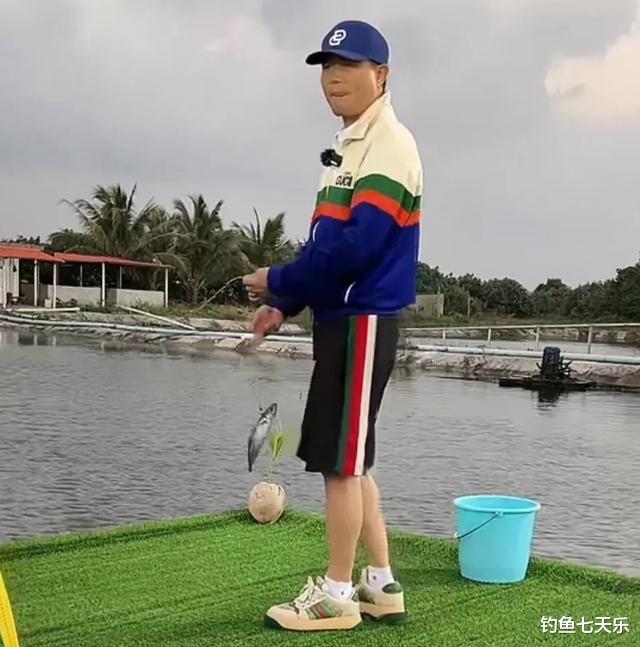 钓鱼圈还是邓刚会玩！掉粉20万后邀美女钓龙趸，直播超10万人在线