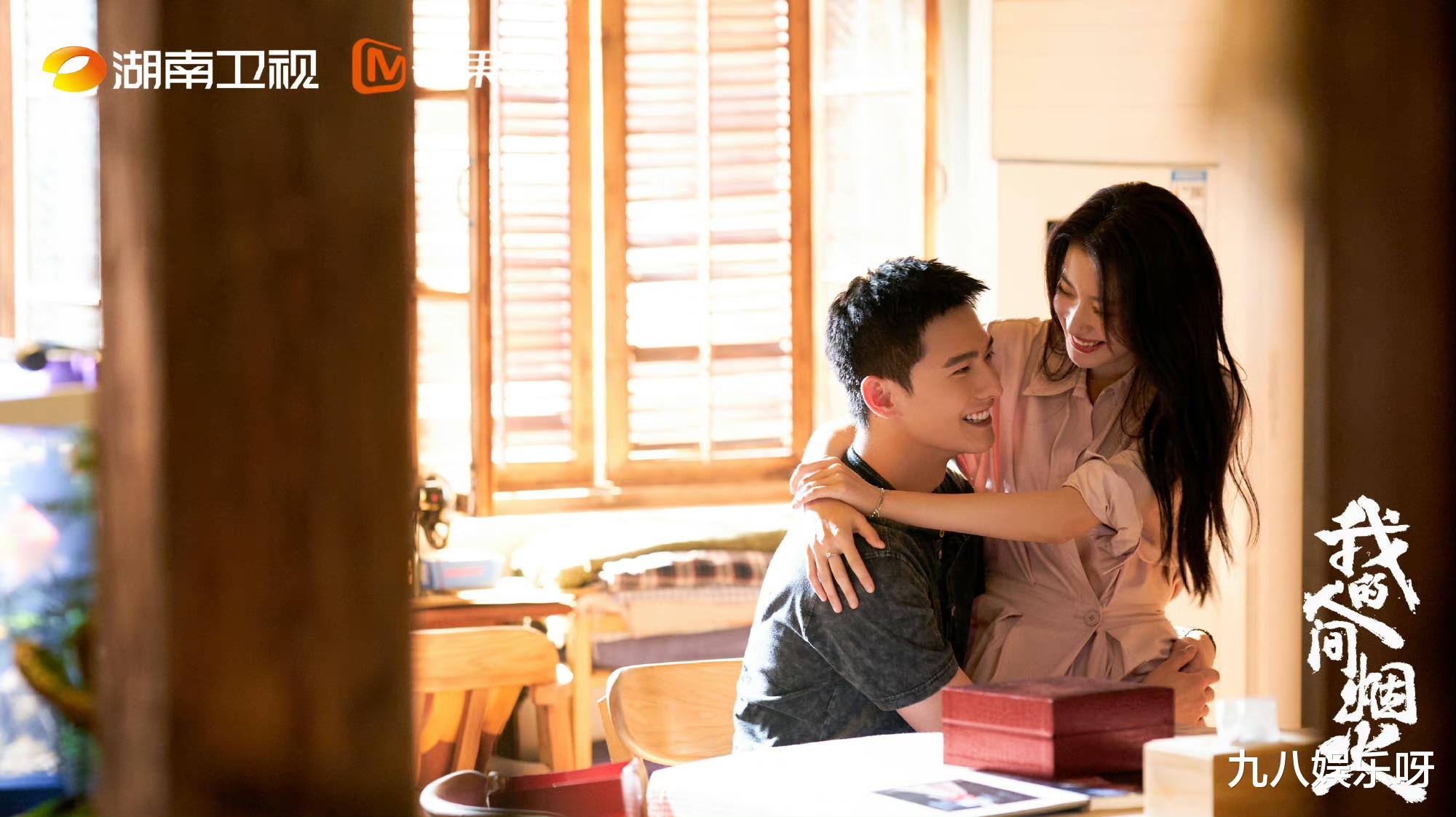 王楚然穿平底鞋，刻意弯腰与杨洋合照，却穿高跟鞋对檀健次翻白眼