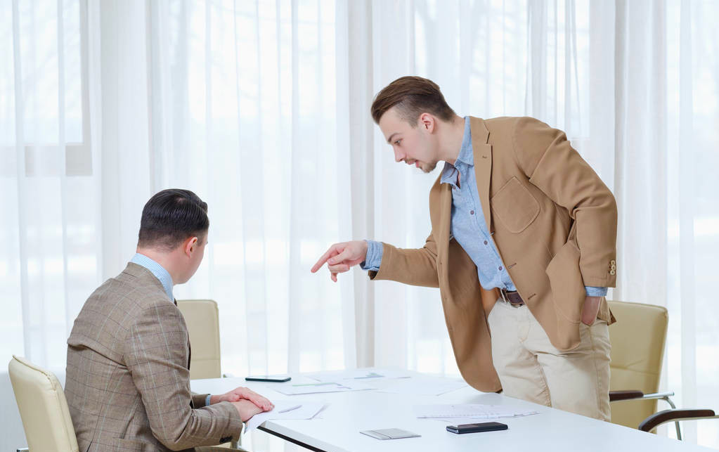 帮领导办私事，领导说“谢谢你”，笨蛋才说“应该的”