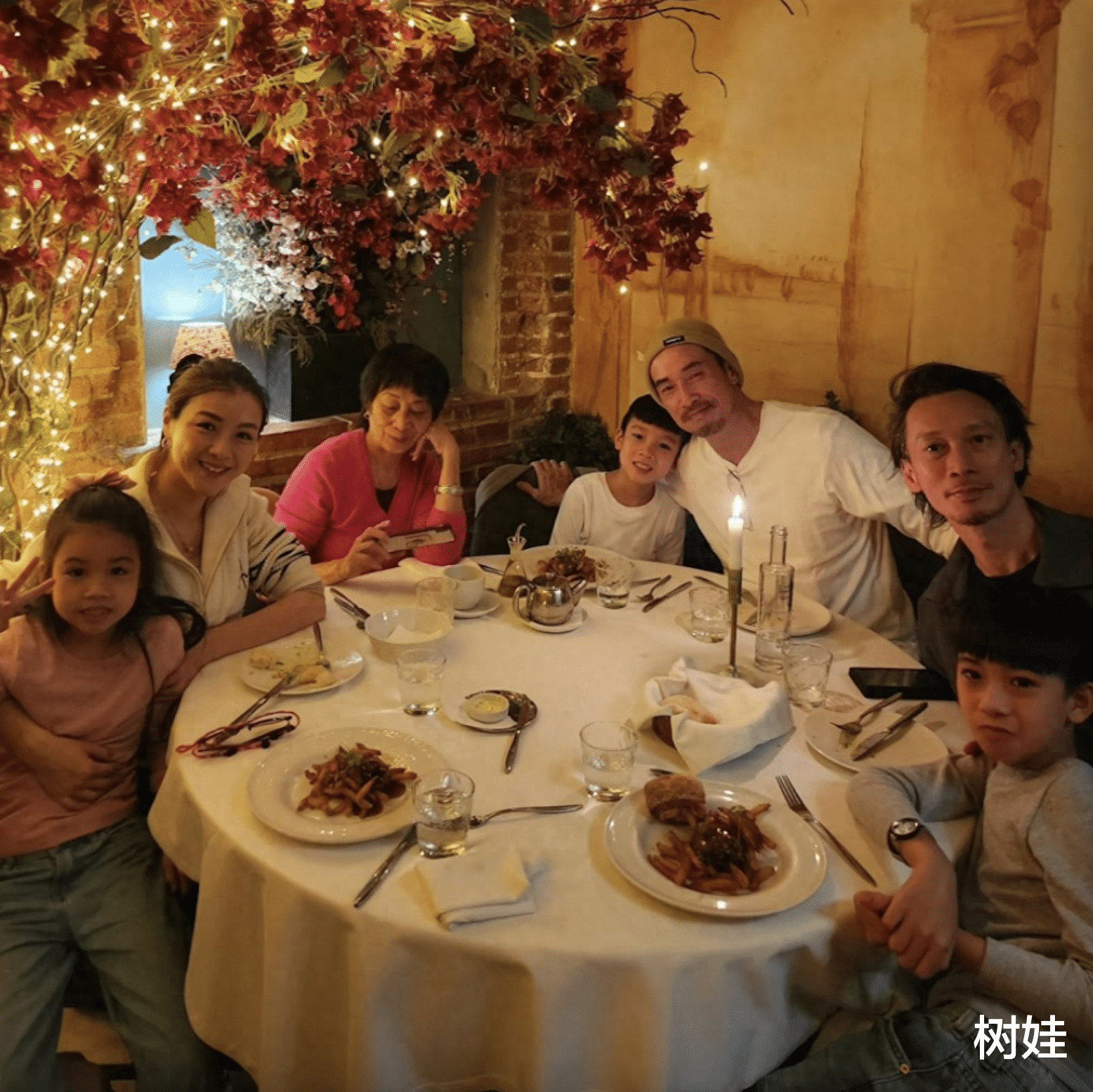 陈豪举家赴西班牙度假,合照母亲哥哥罕露脸,兄弟俩长相神似母亲