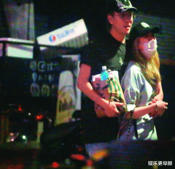 周扬青|「女神」恺恺深夜小巷紧贴新欢!背后环抱吸脖「胸前紧牵小手」