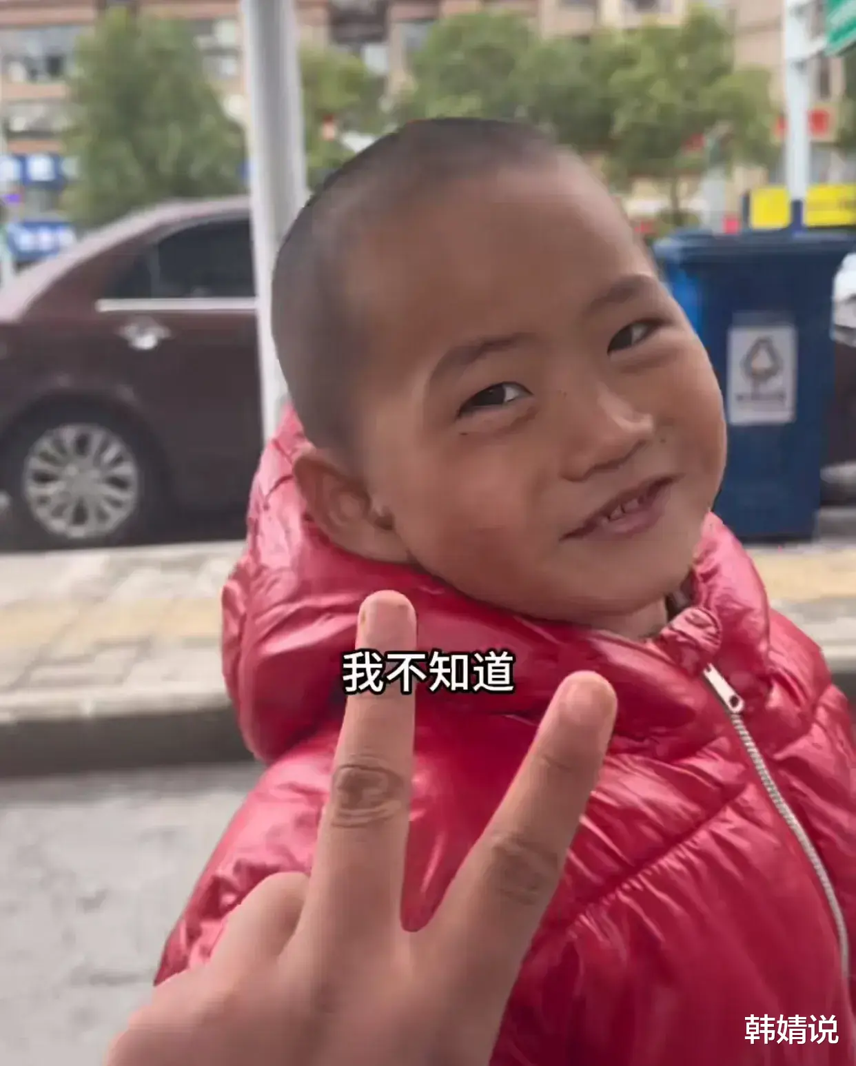 王子恩的18岁父亲现身，父子俩长得很像，都是圆头圆脑的脸型