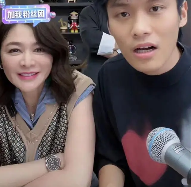 56岁王祖贤国外购物,小腹突出衣服皱巴巴,只买青菜和速冻冷食