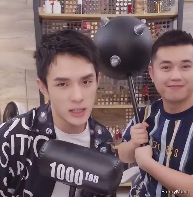 李佳琦道歉了,网友并不买账,怒回:你只是为了双十一!